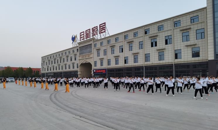 龍勝管曹縣運營中心為弘揚全民健身運動，竟組建了一支“400人舞團”