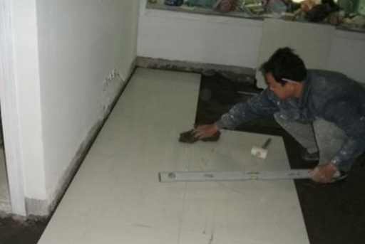 地暖上面鋪什么好？是選擇地板呢？還是瓷磚呢？