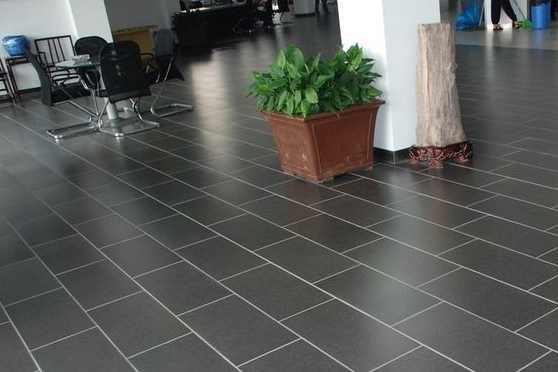 地暖上面鋪什么好？是選擇地板呢？還是瓷磚呢？